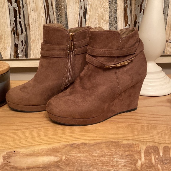 Cute taupe/brown wedge suede booties size 5.5 - Picture 4 of 8